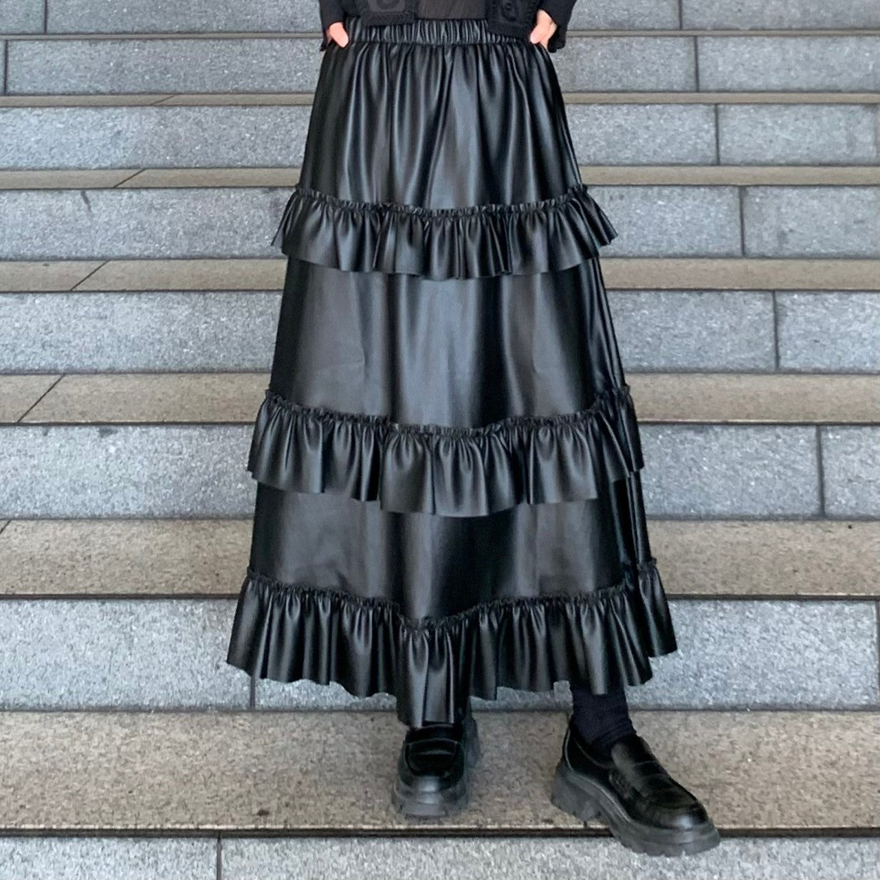 裾にフリルのあるデザインで超美品　ヴァレンティノ　革　レザー　スカート　フリル